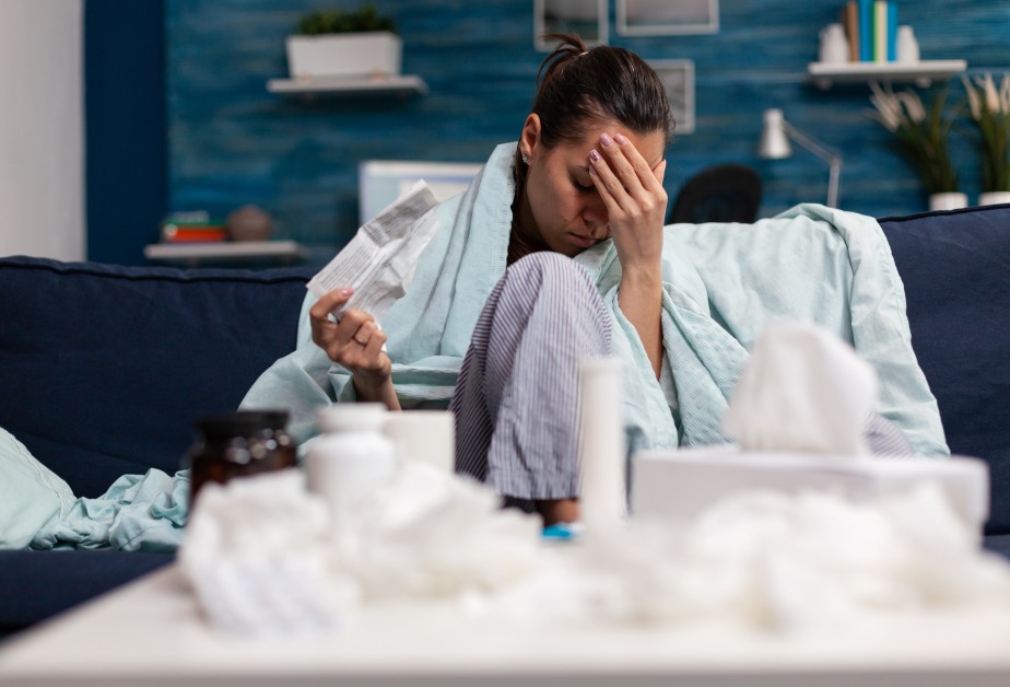 Болна жена държи лекарствено упътване