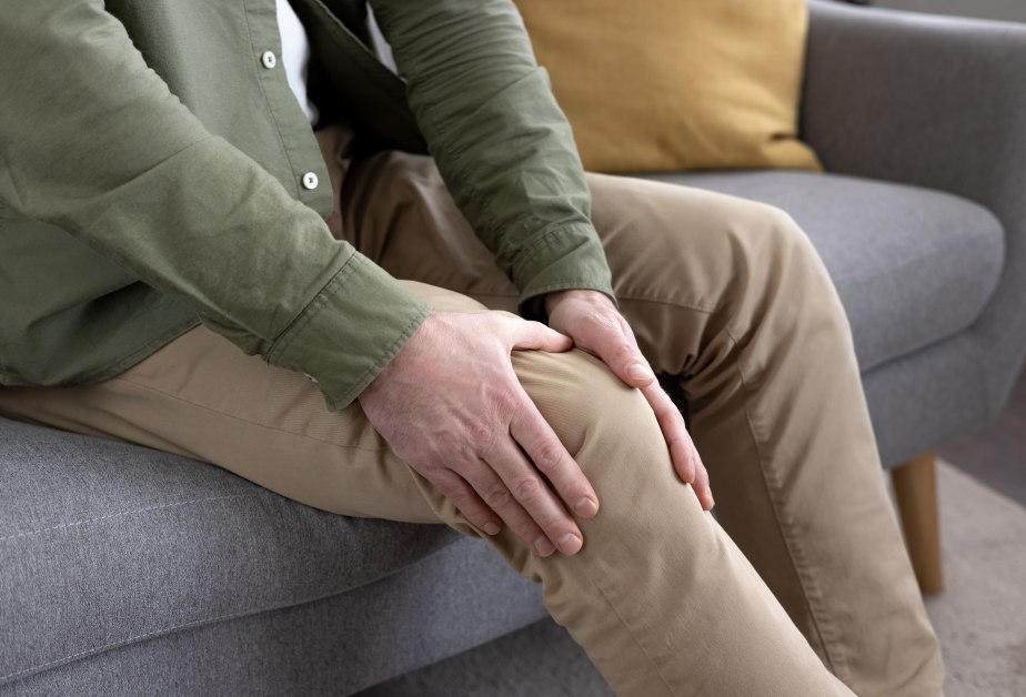 Мъж изпитва болка в коляното