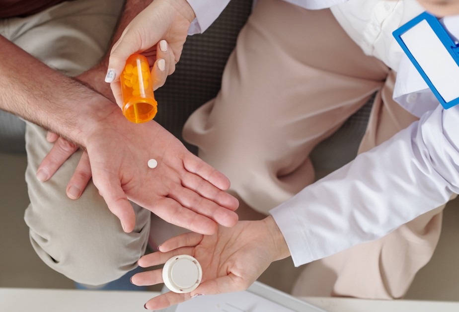 Медицинска сестра дава лекарства на пациент