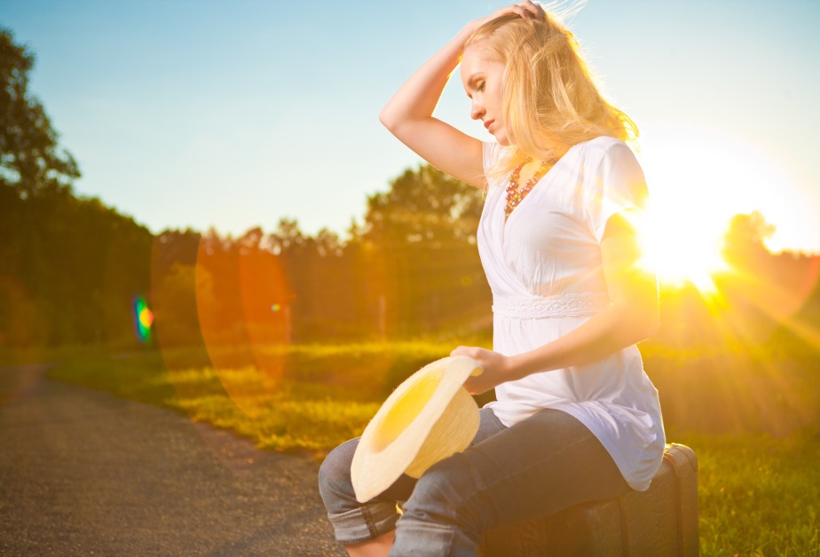 Изморена жена почива сред природата