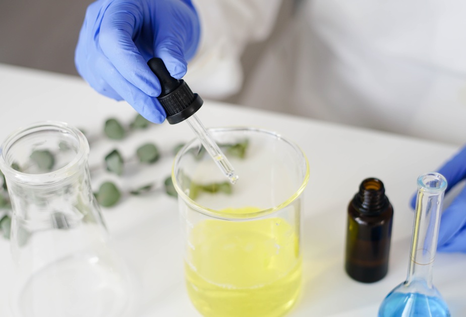 Учен изсипва течност в колба