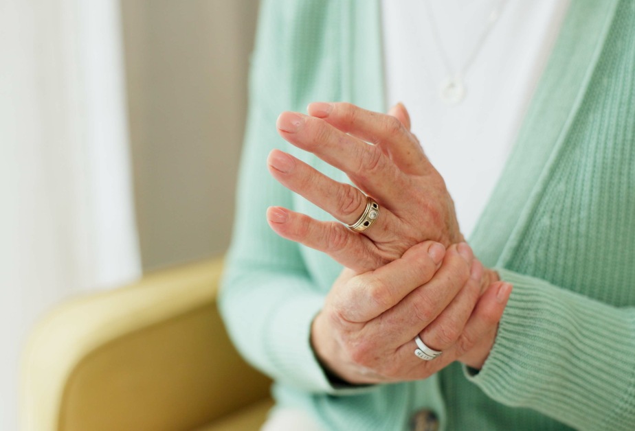 възрастна жена с артритни болки в ръцете