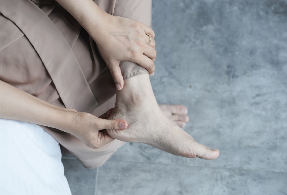 Жена масажира крака си